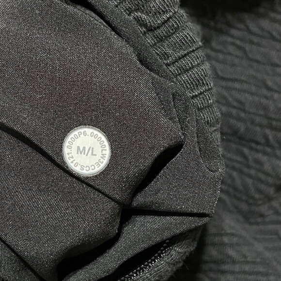 Lululemon Women's Textured Pullover 1/4 Zip Black Size M/L Mock Neck Cropped - Picture 9 of 9